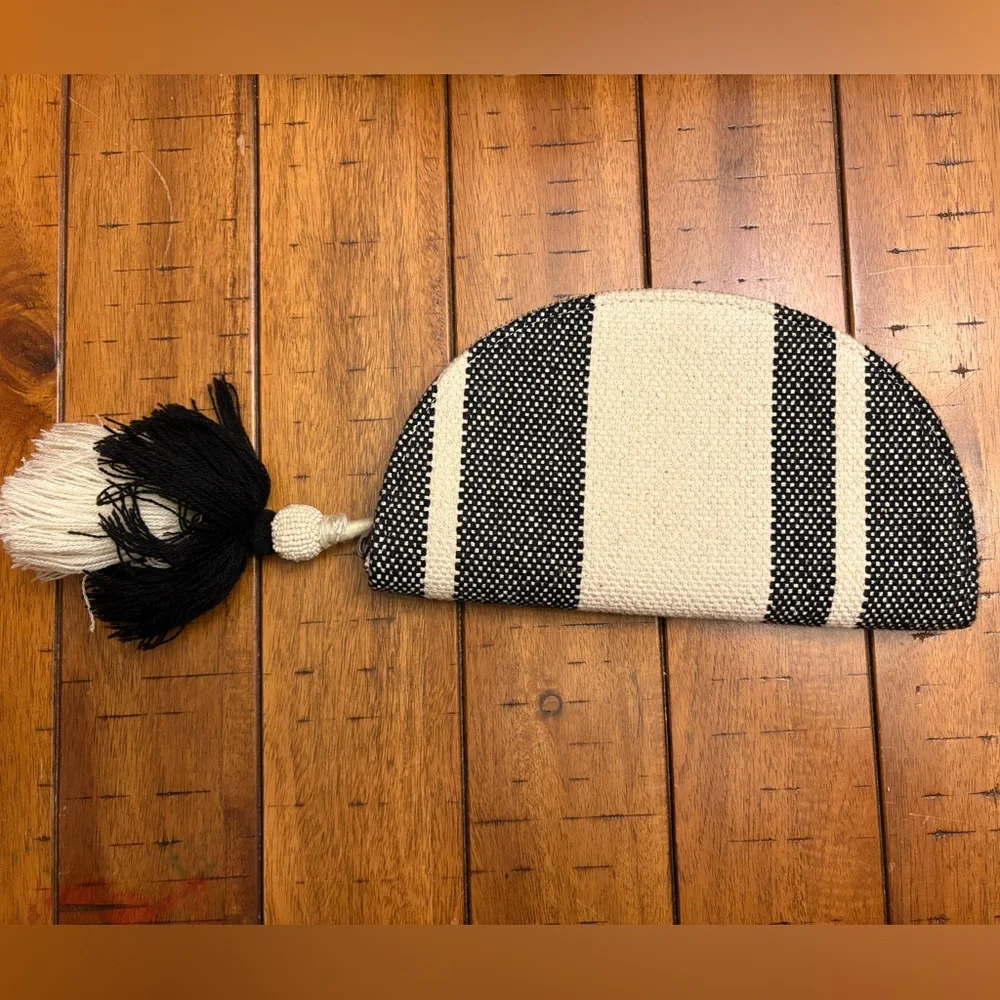 Universal Thread Black and Cream Clutch with Tassel - Picture 1 of 4